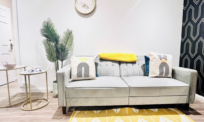 Canterbury House | House - Sleeps 10 - Parking - Garden