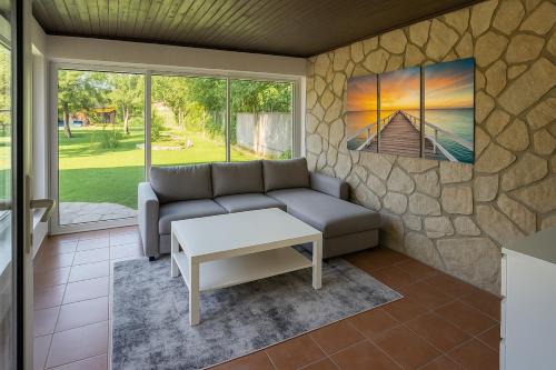 Bruck an der Leitha Apartment | House with garden near Vienna & airport