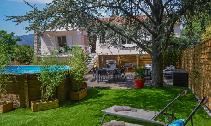 La Garde House | House with pool and garden close to beaches