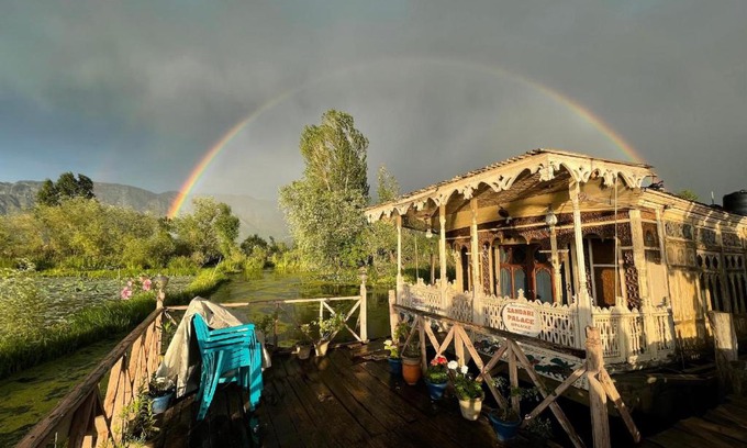 Brein Boat Rental | Houseboat Zaindari Palace