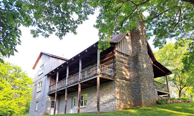 Lexington House | HUGE 3BR HOUSE ON 8 ACRES. AMAZING PORCHES, POOL TABLE, & NO EXTRA FEES! YAY!