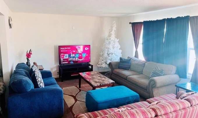 Grandview House | Huge comfortable and cozy house Near Longview lake