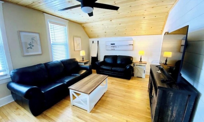 Marquette House | Humbly Mqt - Upper Level - 2 BR Relaxation