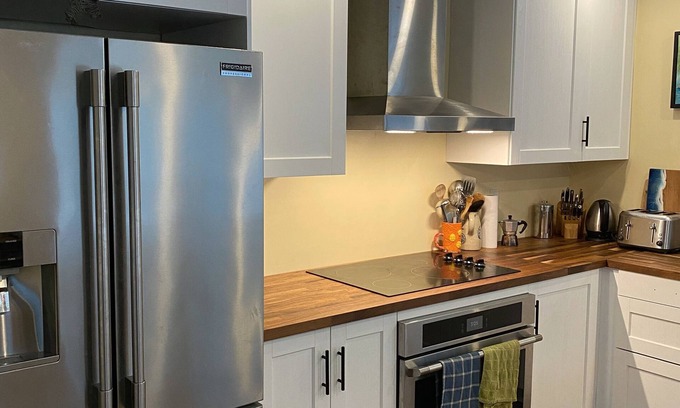 Salt Spring Island House | Hummingbird Backpackers B&B (Entire Room With 4 Beds)