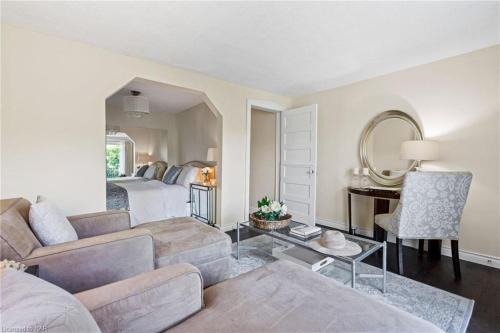 Historic Old Town Bed & Breakfast | Hummingbird Haven Bed & Breakfast Luxury Suite With Terrace & Seasonal Lake Views Located in Historic Old Town Niagara-On-The-Lake