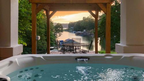 Barium Springs House | Hummingbird Home by AvantStay Boat House Dock