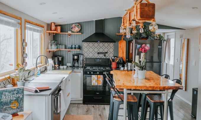 Chatham House | HunnyHAUS: Deluxe TINY*private spa*walk to town