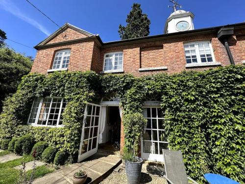 Upper Stowe Villa | Huntershields Country Manor