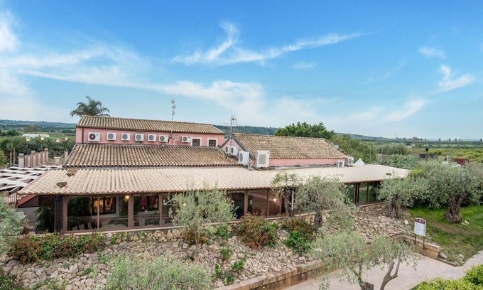 Carlentini House | Idyllic Escape with Tennis