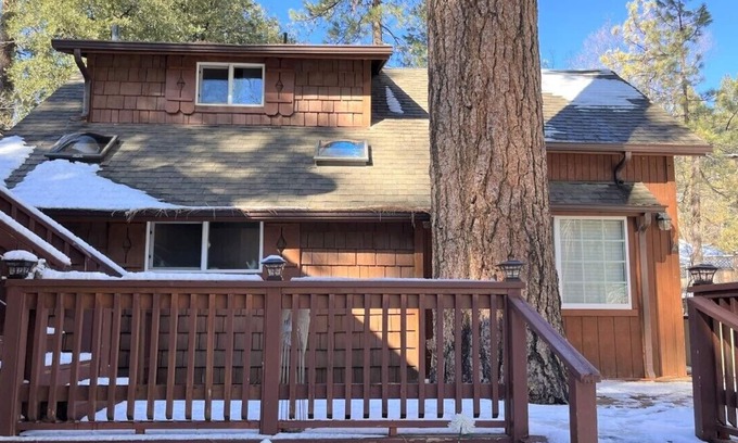 Idyllwild Cabin | Idyllwild Dairy Hen: Walk-to Town, Pet Friendly! Hot tub