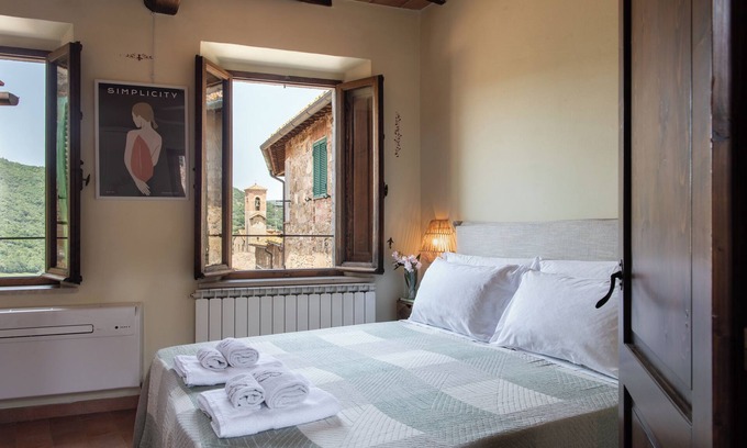 Montalcino Apartment | Il Borghetto - La Ghibellina Townhouse, private apartment with balcony