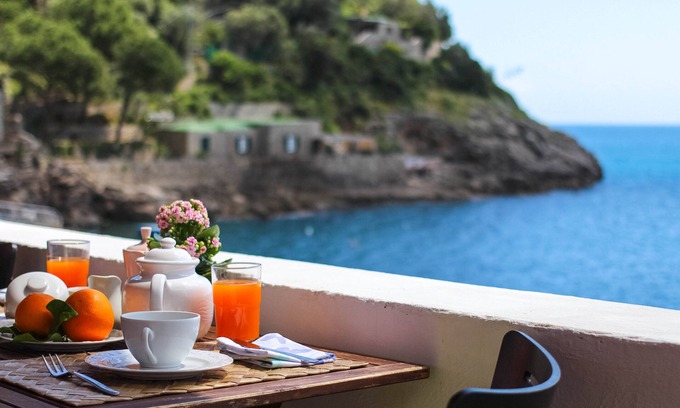 Marina del Cantone Apartment | Il Terrazzino sul Mare - holiday home ON THE BEACH in Sorrento/Amalfi Coast.