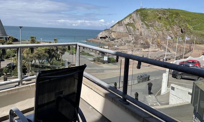 Hele Apartment | ILFRACOMBE - STUNNING SEASIDE 2 BED FIRST FLOOR APARTMENT WITH SEA FRONT VIEWS.