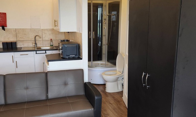 Stone Apartment | Immaculate 1-bedroom in Greenhithe