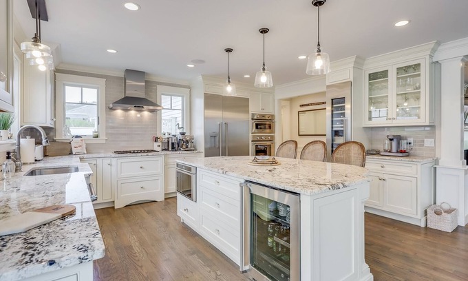 Brewster House | Impeccable 5BR Custom Home - Short stroll to Mant's Landing Beach