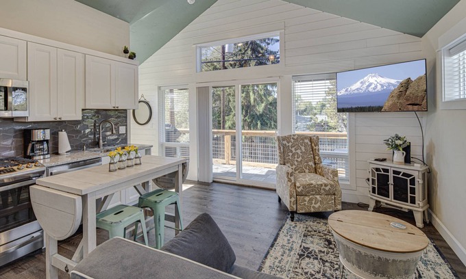 Redmond House | Impeccable Guest House, New Furnishing, Near Downtown. EV Charger, Dog Friendly, Deck, Enclosed Yard