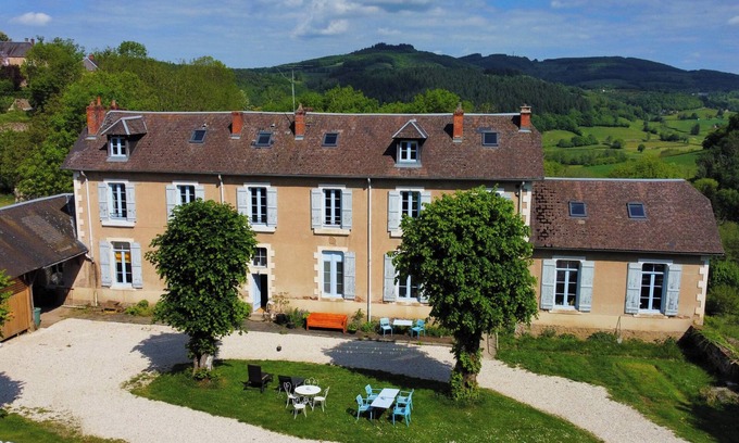 Larochemillay Apartment | In het hart van natuurpark de Morvan, In onze compleet gerenoveerde Oude School