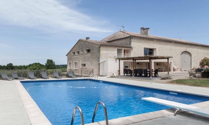 Blasimon House | In the Bordeaux region, surrounded by vineyards, a comfortable amenity property.