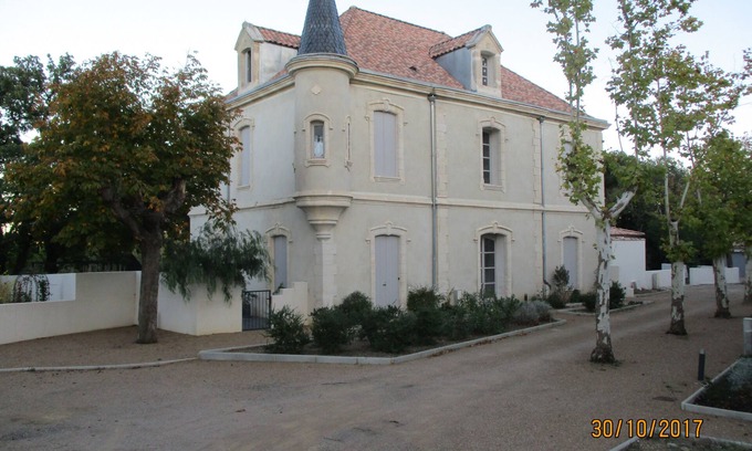 Lezignan-la-Cebe Villa | In the grounds of a restored château in Lézignan la Cèbe
