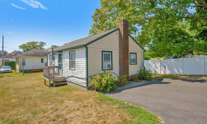 Narragansett Pier Cottage | In the heart of the Pier, short walk to Narragansett Beach, Towers and shops!