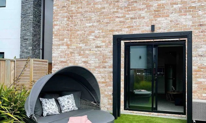 Riccarton House | Incredible Getaway by Hagley Park!