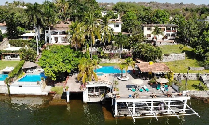 Tequesquitengo Villa | Incredibly Beautiful Big Villa For Up To 32 Guests