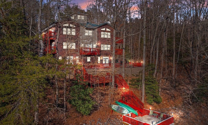 Barium Springs House | INSIDE 2000 acre Lake Norman State Park; Kayaks, Canoes, Theater, Pool Table
