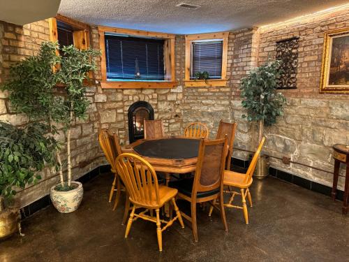 Lake View East Apartment | Inspiring Grotto Sleeps 10-20 Free TV & Parking