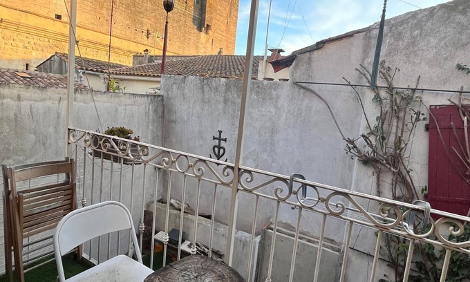 Aigues-Mortes Apartment | Intra-muros- Appartement Avec Balcon et Carte Parking