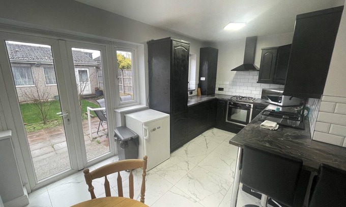 Pinkwell Apartment | Inviting Apartment in Hayes with Garden & Parking