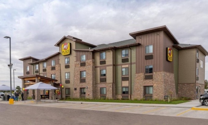 Beatrice Hotel | Inviting Room Free Parking Near Homestead National Historical Park