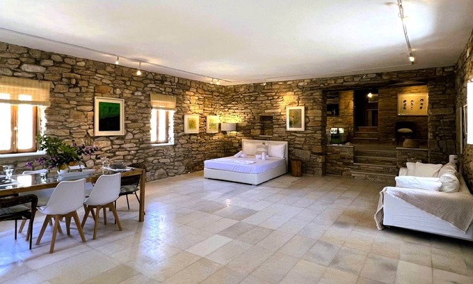 Milopotas House | Ios Suite Atellier-Cozy Stone Retreat near the sea