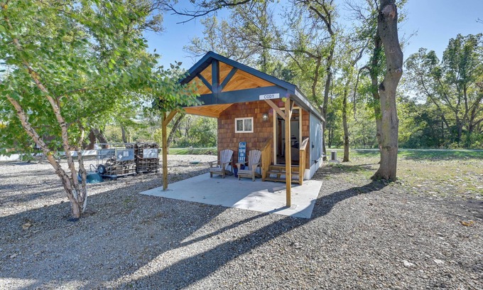Austinville Apartment | Iowa Tiny Cabin Near Pine Lake State Park