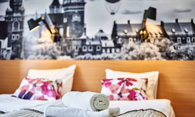 City Centre Apartment | Irena and Anatol Apartment - 5 min walk to Krakow’s Main Square! Sleeps 4!