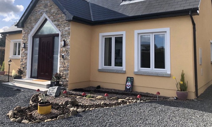 Bunclody Bed & Breakfast | Irish-style en suite bedroom in Bunclody (Breakfast included)