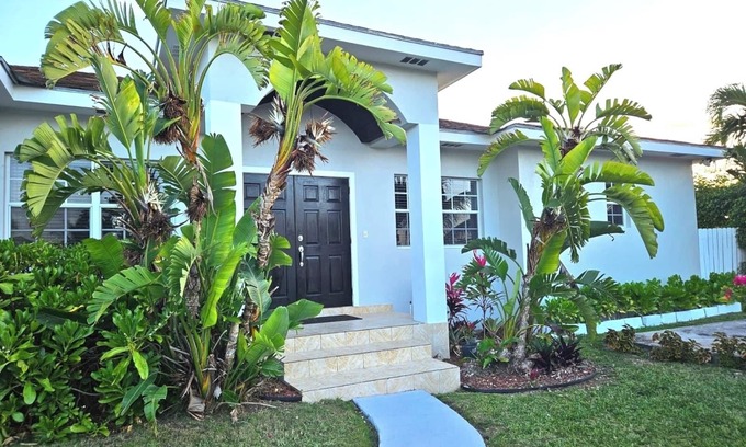 Adelaide House | Island Comfort near both Lyford Cay and Albany Resort, Marinas and Golf Courses