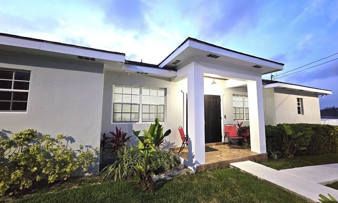 Adelaide House | Island Getaway Near Albany and Lyford Cay Resorts, Marinas and Golf Courses