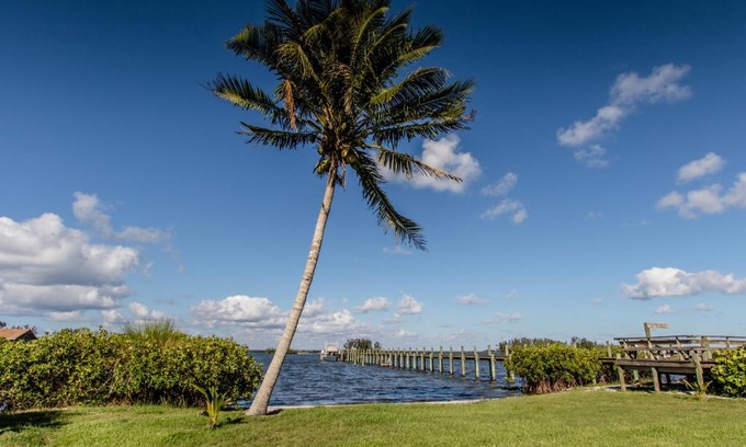 Sebastian Hotel | Island View Cottages Sebastian