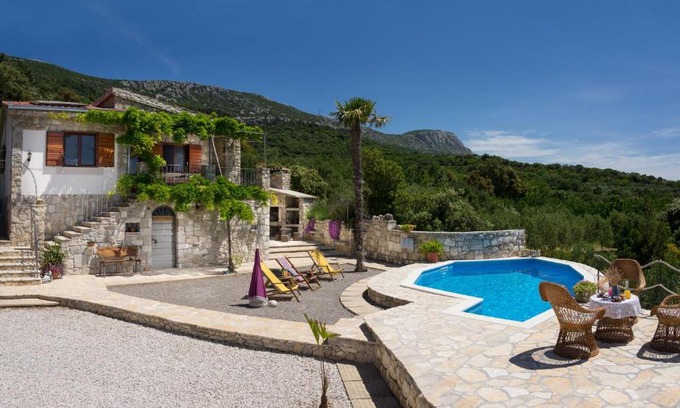 Kastela Ski Chalet | Isolated Stone House "Angelo"