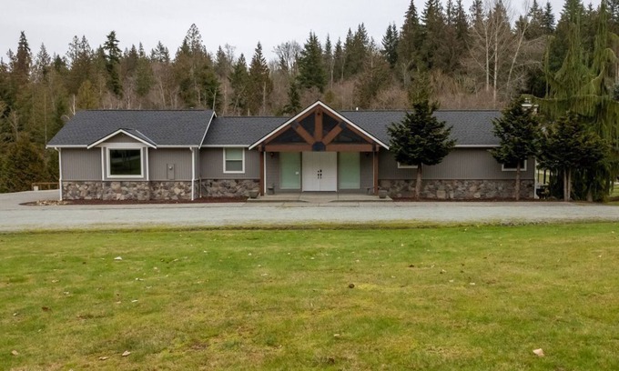 Arlington House | It Feels Like Paradise close to Angel Of The Winds Casino Resort