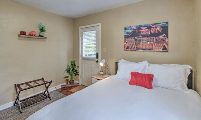Midtown Apartment | J 82 · Peaceful Retreat in Gated Midtown Community