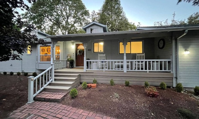 Jacksonville House | Jacksonville Creekside Inn