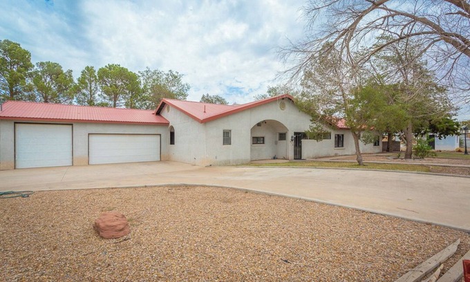 Artesia House | Jacuzzi Home - 5 min drive to FLETC!
