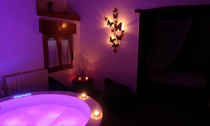 Casas del Abad Cottage | Jacuzzi in the room