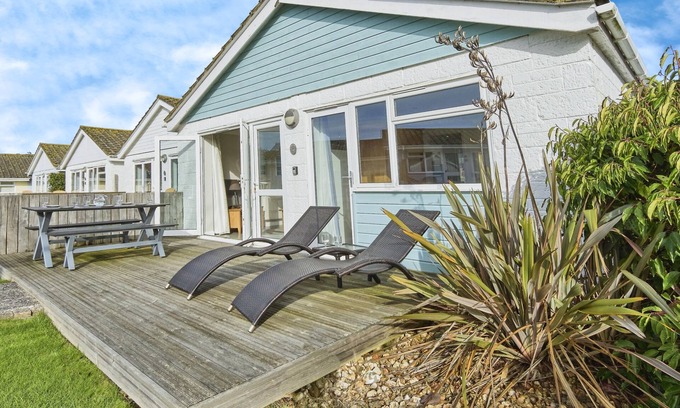 Yarmouth House | Jamestown 2 - a bungalow that sleeps 6 guests in 3 bedrooms