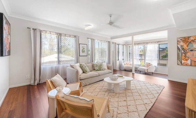 West Gladstone Apartment | Jamie's - Steps to Gladstone Hospital & City Centre