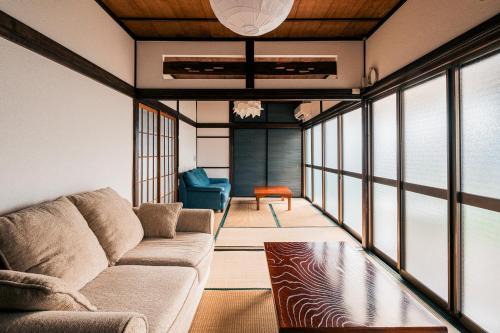 Yokosuka Apartment | Japanese Local House - 奥葉山の一棟貸しの隠れ家宿 - 静かな縁側と和室
