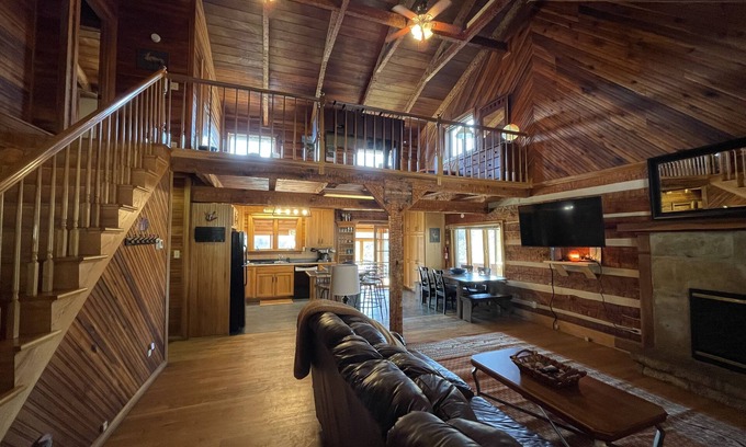 Primrose Cabin | Jaw Dropping View- Family/Couples/Group Getaway in the Heart of Red River Gorge!