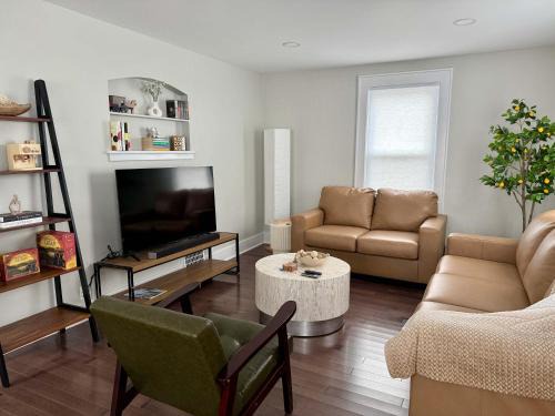 Western Gardens House | Jefferson & Grounds 3BR Steps from HWS and Hot Tub