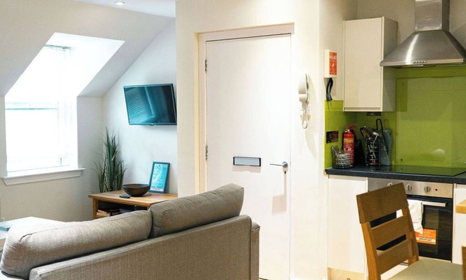 West End Apartment | JOIVY Adorable Flat Near Fountain Park W/Parking